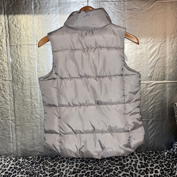 Puffer Vest ❄️ - Picture 2 of 2